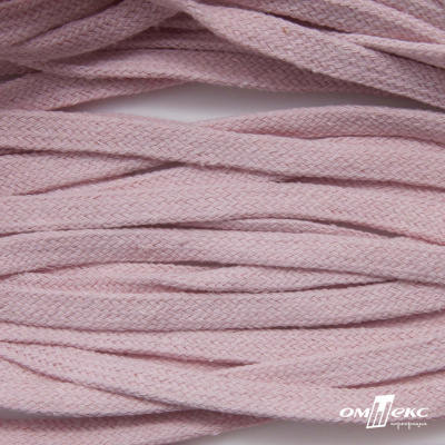 Шнур плетеный d-8 мм плоский, 70% хлопок 30% полиэстер, уп.85+/-1 м, цв.1019-св.розовый - купить в Миассе. Цена: 735 руб.